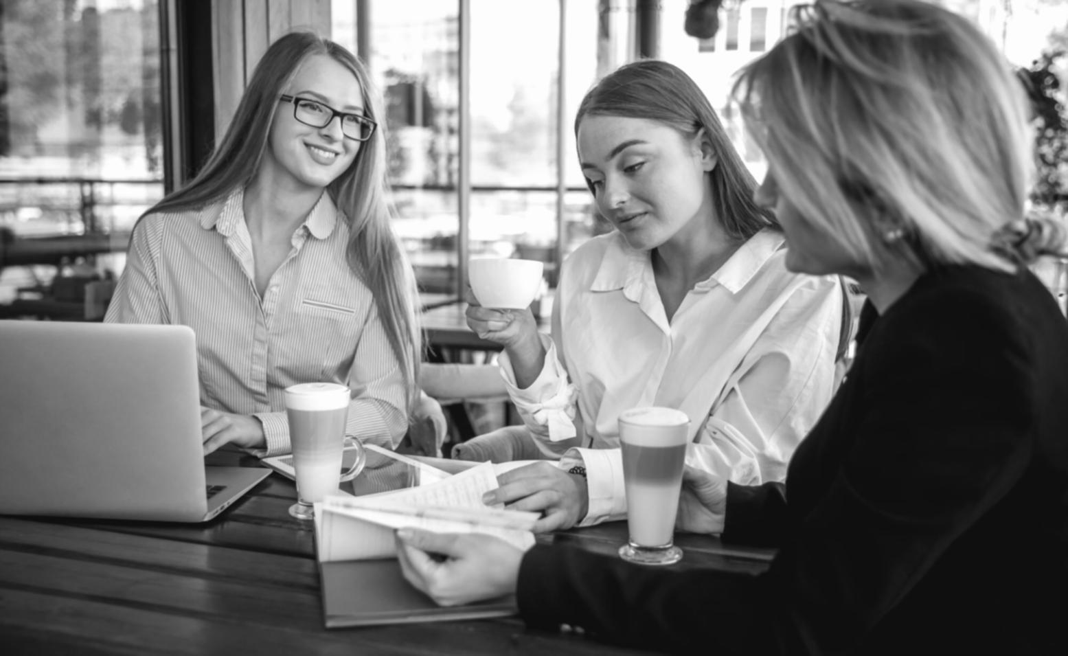 Команда специалистов работает над финансовыми отчётами